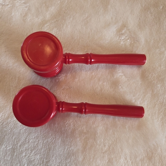 Old Gavel Mallet Shaped Vintage 1x2x4 Red Plastic Salt Pepper Shakers - Picture 4 of 7